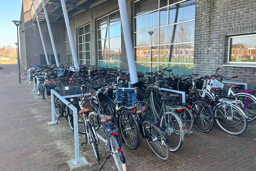 Fahrradparken und Begrünung am Haarlemmermeer Lyceum