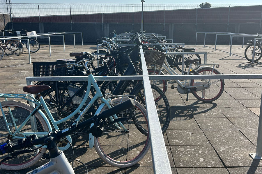 Fahrradparken und Begrünung am Haarlemmermeer Lyceum