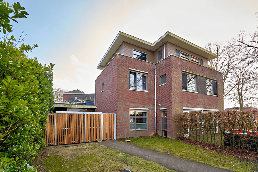 Fahrradüberdachung mit Lagerraum für Pflegeeinrichtung in Neede