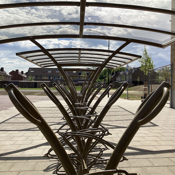 Fahrradparken mit System und Stil: Farblich abgestimmte Lösung für ein Neubauquartier
