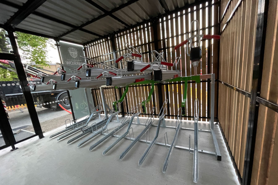 Cycle Hub am Londoner U-Bahnhof Harrow on the Hill fördert Fahrradnutzung und Biodiversität