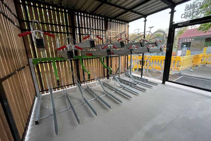 Cycle Hub am Londoner U-Bahnhof Harrow on the Hill fördert Fahrradnutzung und Biodiversität