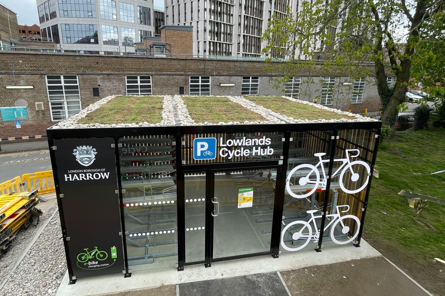 Cycle Hub am Londoner U-Bahnhof Harrow on the Hill fördert Fahrradnutzung und Biodiversität