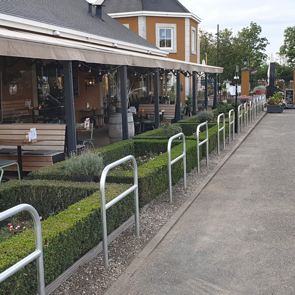 Absperrbügel und Anlehnbügel mit Zwischenrohr